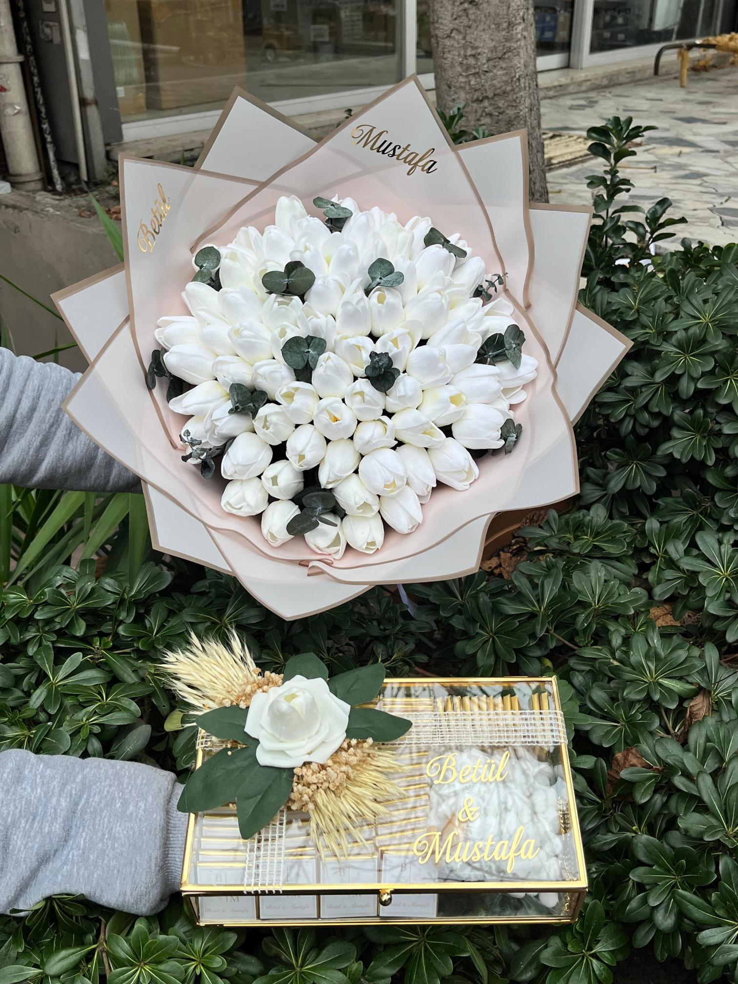 71 Beyaz Lale Buketi ve Cam Kutu 2’li Set