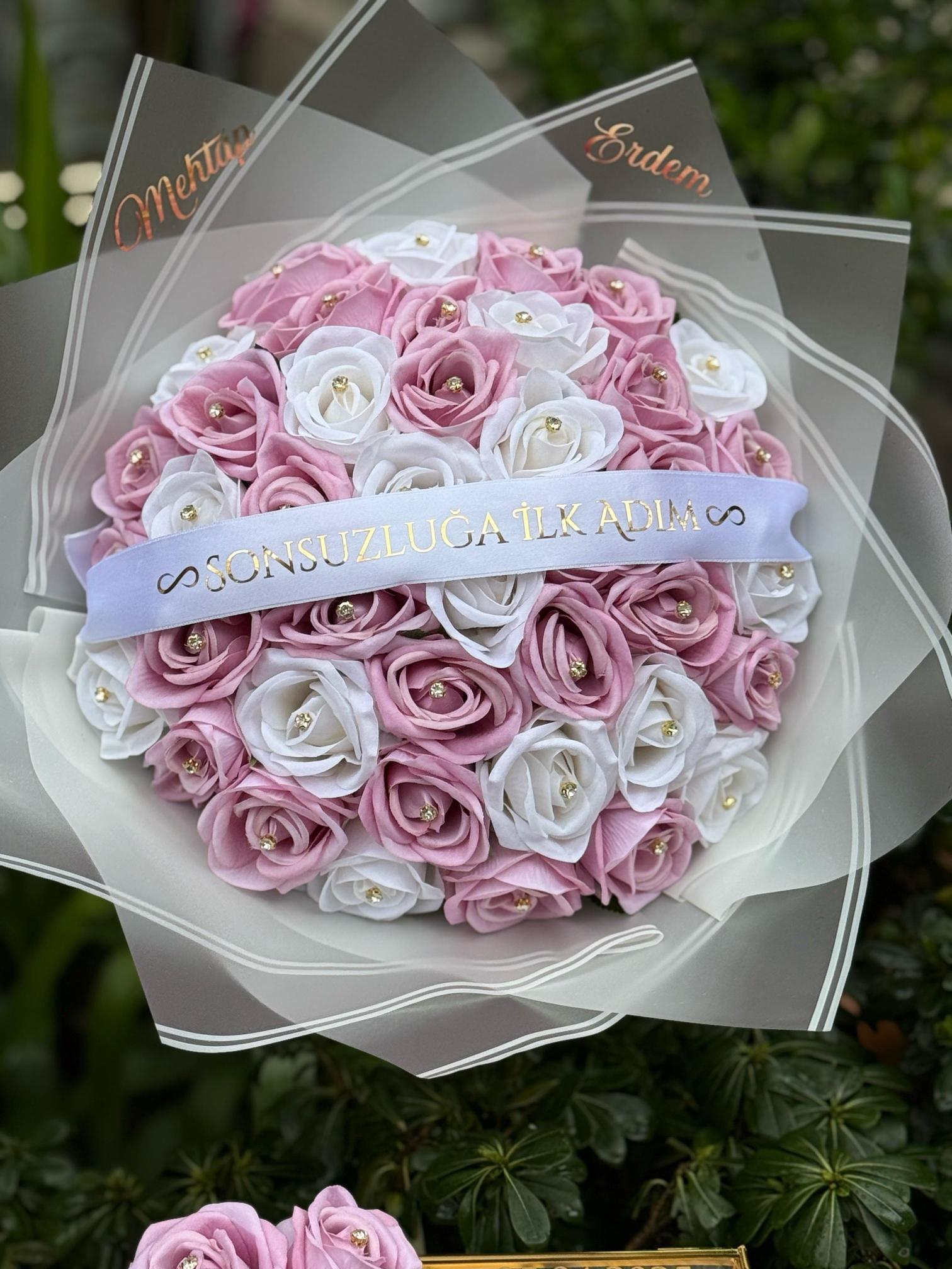 41’li Pembe & Beyaz Gül Buketi ve Cam Kutu 2’li Set