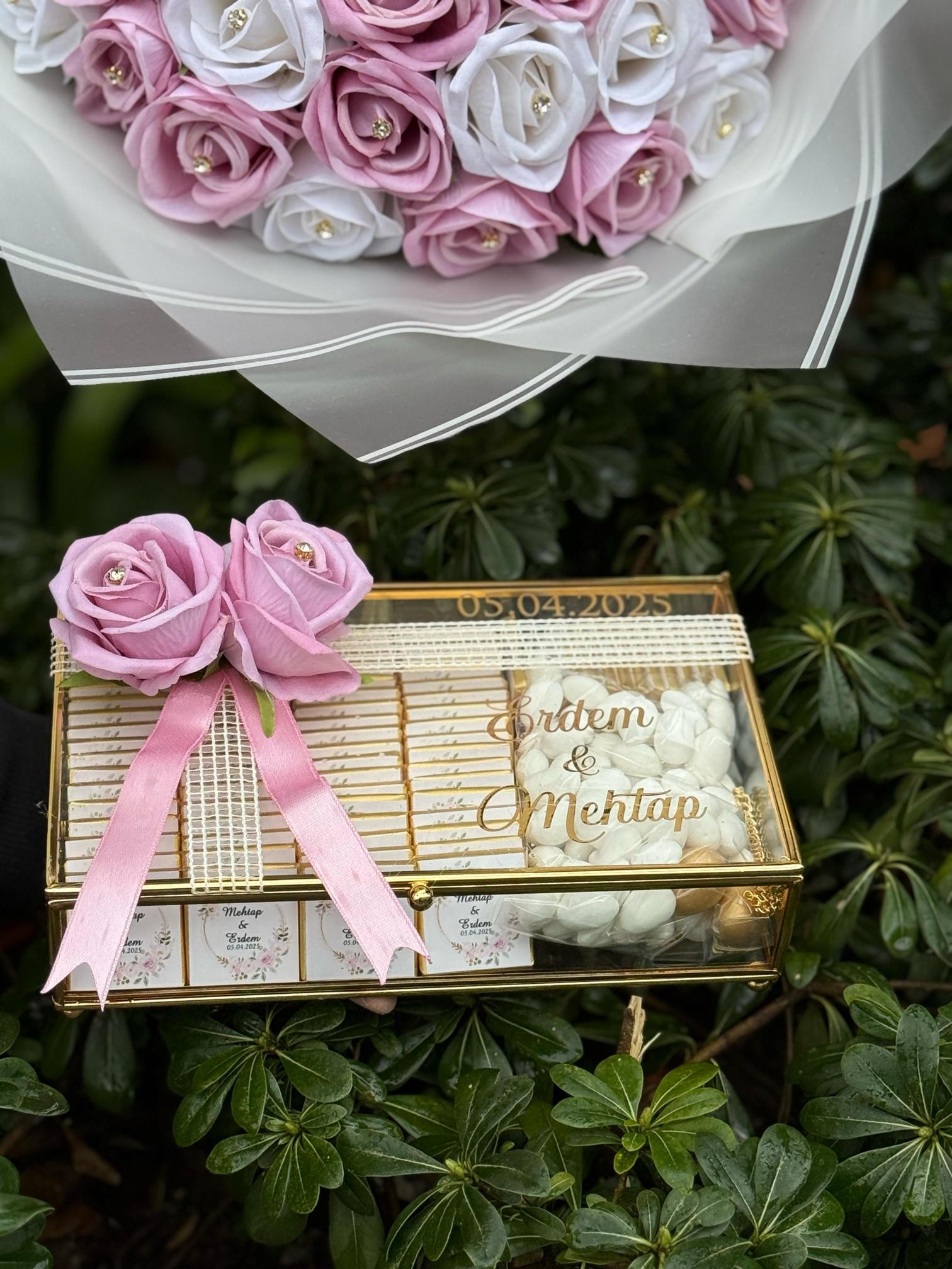 41’li Pembe & Beyaz Gül Buketi ve Cam Kutu 2’li Set