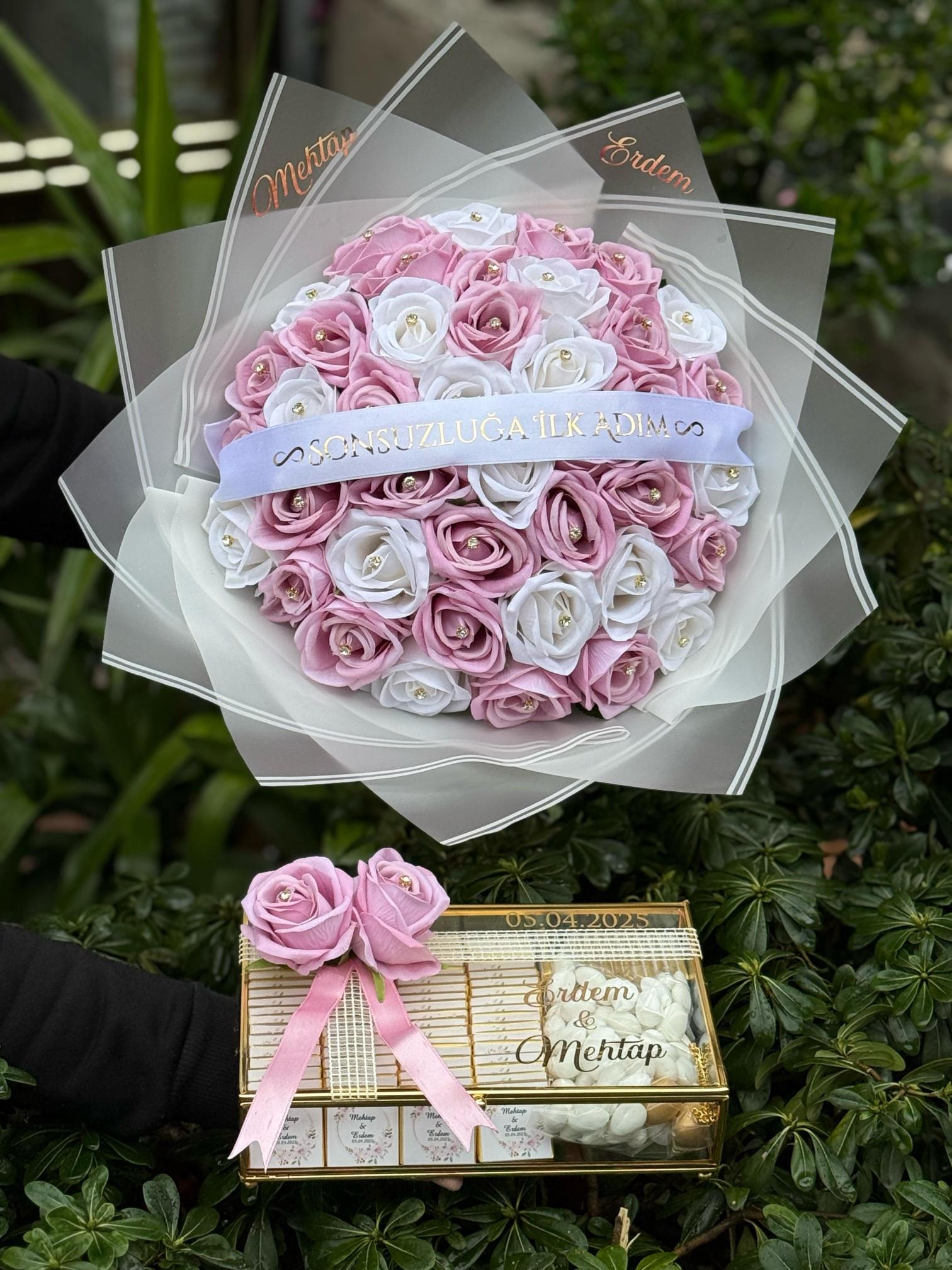 41’li Pembe & Beyaz Gül Buketi ve Cam Kutu 2’li Set