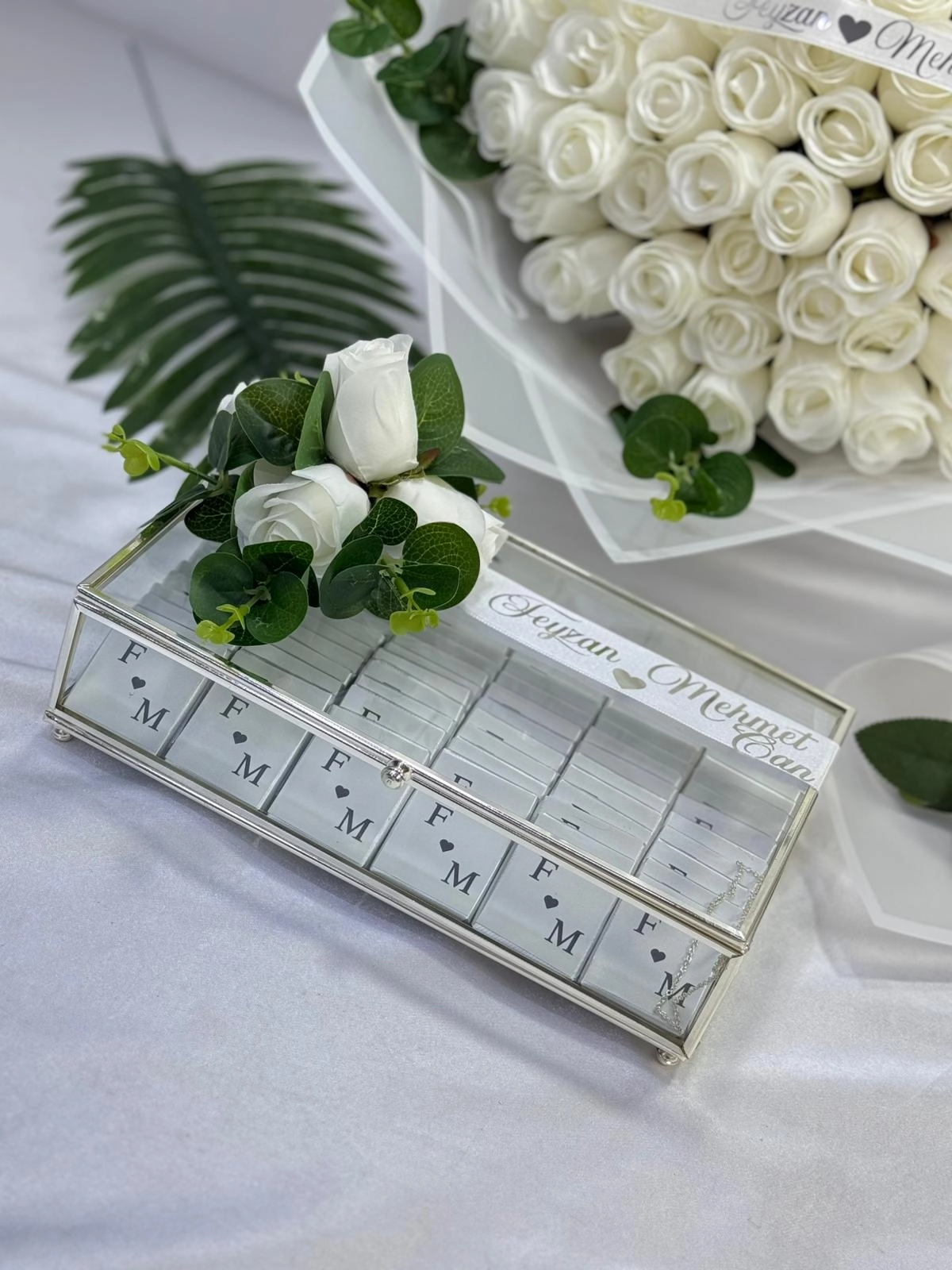 101 Goncagül Buketli 2’li Set – Beyaz Güller & 80 Çikolata