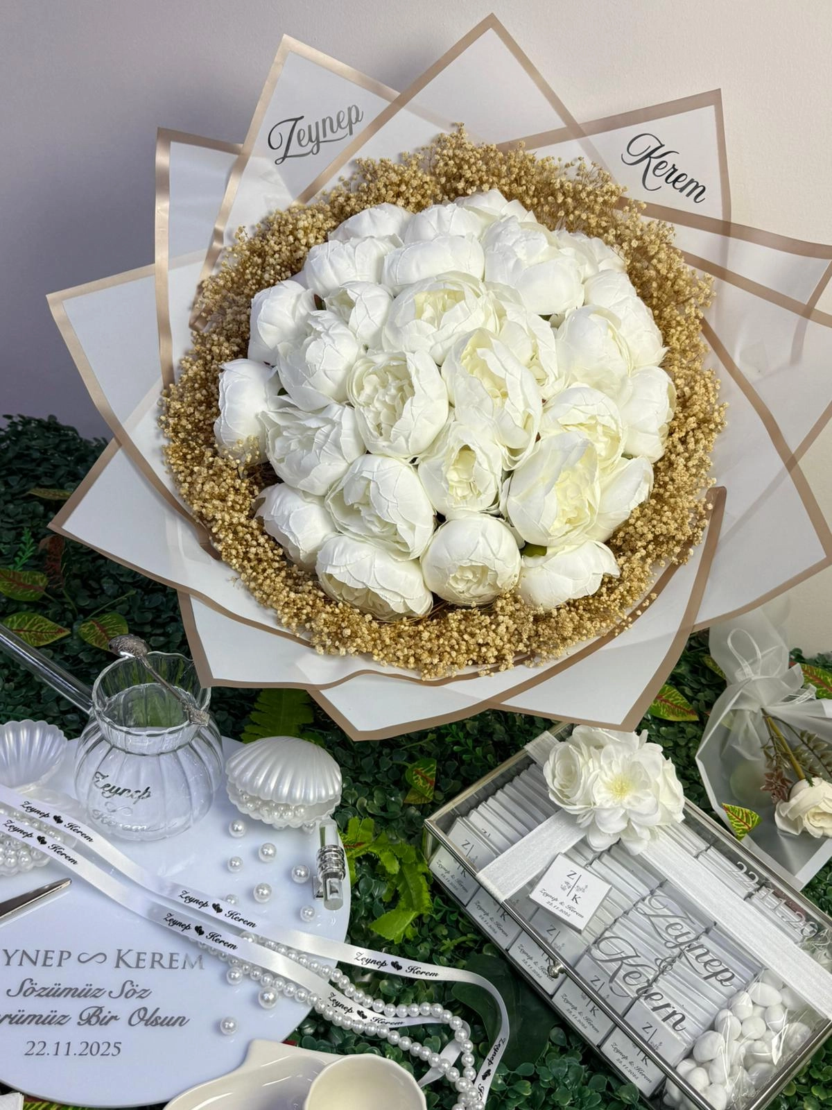 Beyaz Şakayık Aranjmanı ve Söz & İsteme Tam Set – 4’lü Özel Paket
