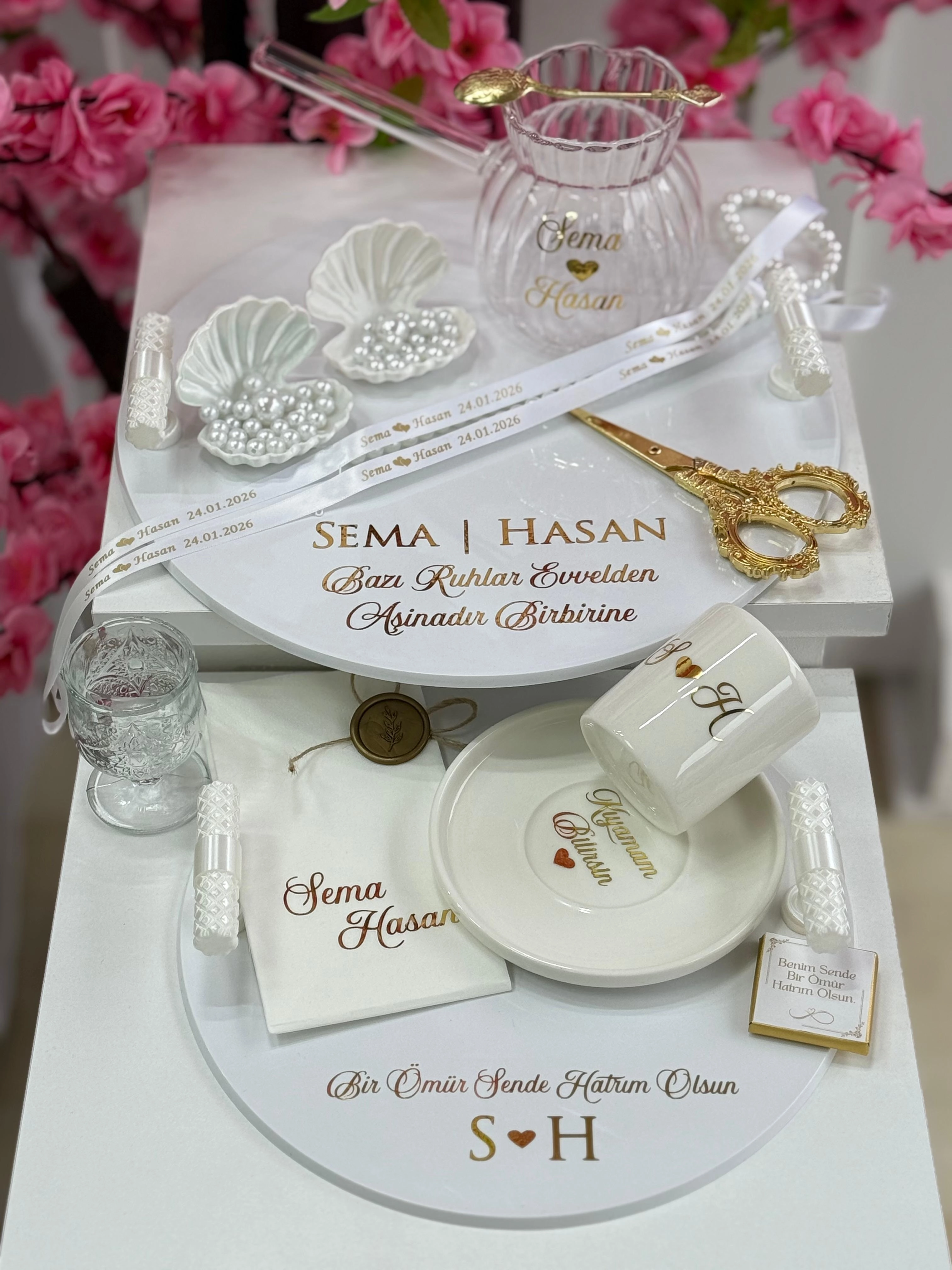 İnci Kulp Akrilik Söz & Nişan Tepsi Seti – İstiridye Yüzüklük Cam Cezveli