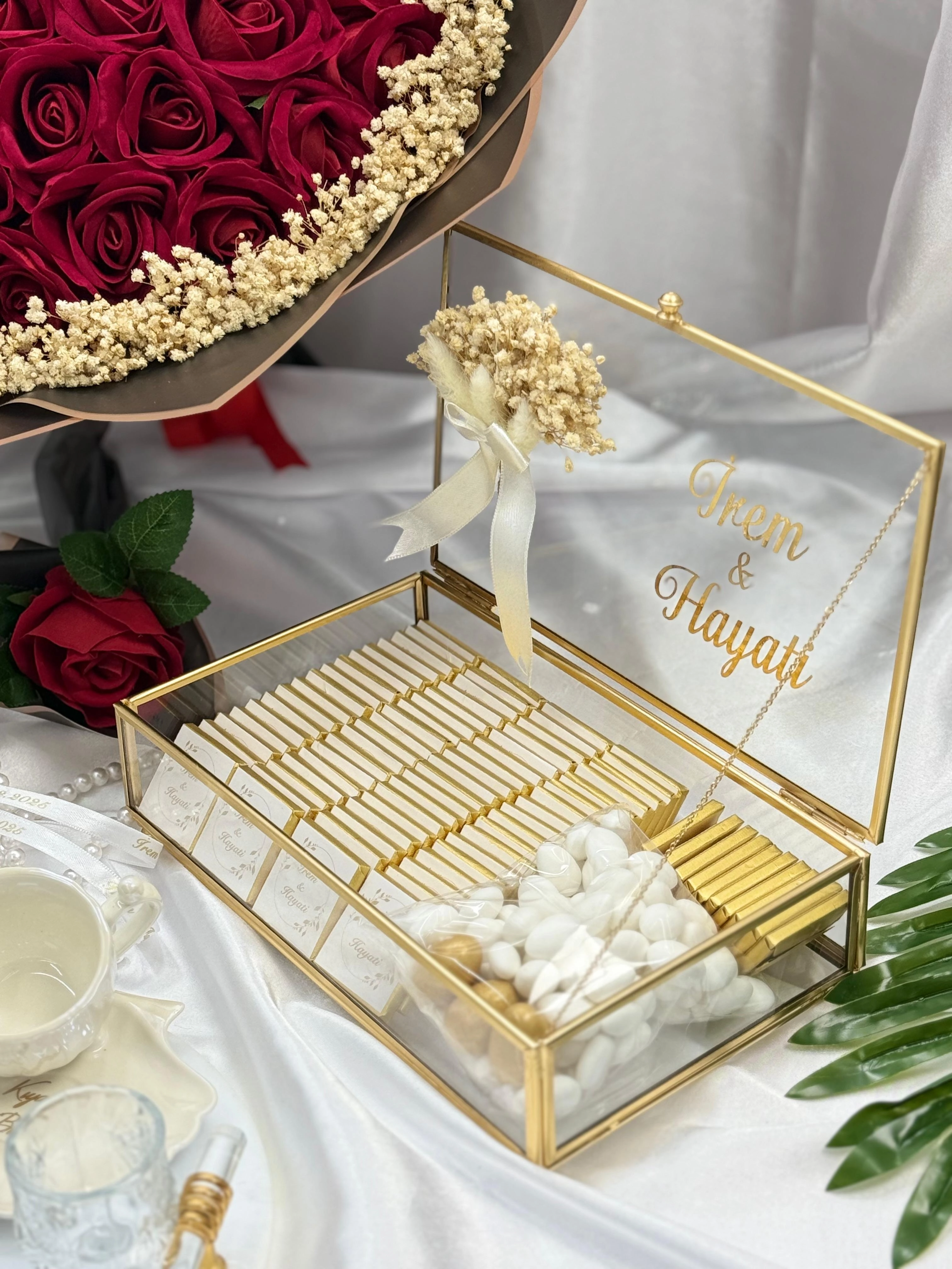 41’li Kırmızı Gül Buketi, Cam Kutu Çikolata & Pleksi Söz Tepsi Seti – Tam Set